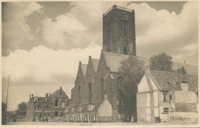 863721 Gezicht op de zuidwestgevel van de Jacobikerk (Jacobskerkhof) in Wijk C te Utrecht, met de vrijwoningen. Links ...